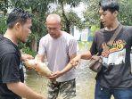 Berkah di Tengah Banjir, Sejumlah Warga Perumahan Namara Pamulang Panen Ikan Mas