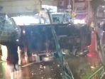 Di Tengah Hujan Deras, Truk Boks Terguling di Fly Over Jalan ARH Depok